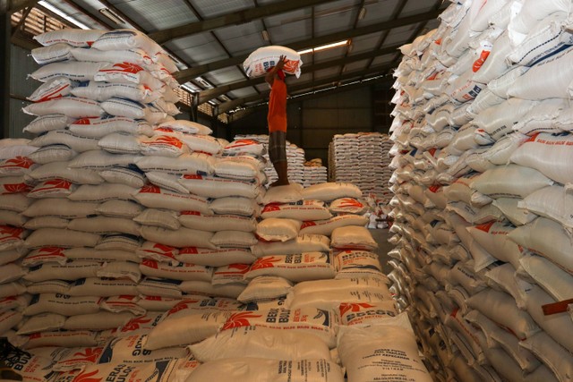 Pekerja menata beras di Gudang Bulog Ketapang, Banyuwangi, Jawa Timur, Kamis (22/2/2024). Foto: Budi Candra Setya/Antara Foto