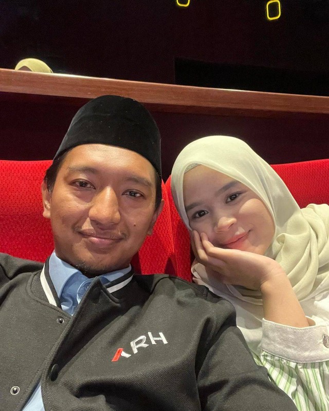 Komandan Tim Kampanye Nasional Pemilih Muda (TKN Fanta) Arief Rosyid Hasan (kiri) dan istrinya, Siti Zahra Aghnia. Foto: 