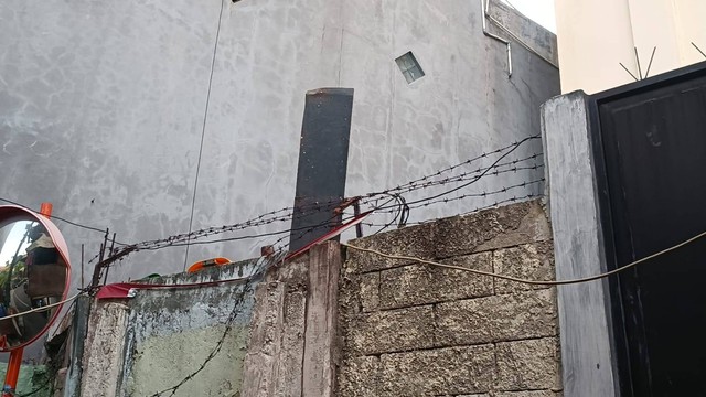 Satu-satunya sisi tembok Polsek Tanah Abang yang menjadi lokasi pelarian 14 tahanan karena berdempetan langsung dengan perkampungan warga, Kamis (22/2/2024). Foto: Thomas Bosco/kumparan