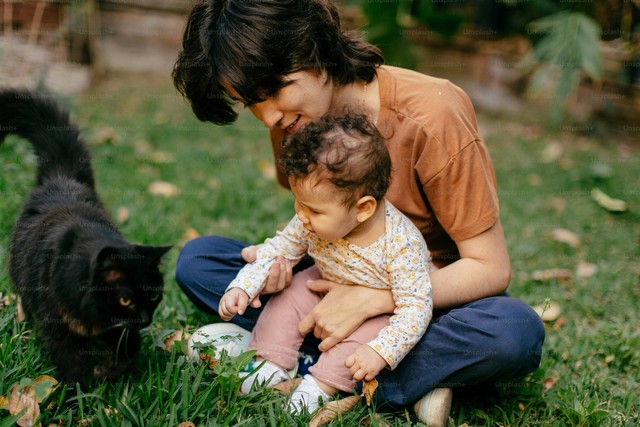Ilustrasi hadits tentang ibu. Foto: unsplash/Frank Flores