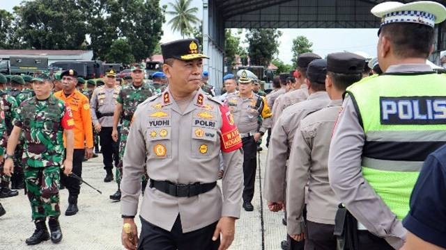 Kapolda Sulawesi Utara, Irjen Pol Yudhiawan, saat memeriksa kesiapan personel yang akan melakukan pengamanan kunjungan kerja Jokowi.