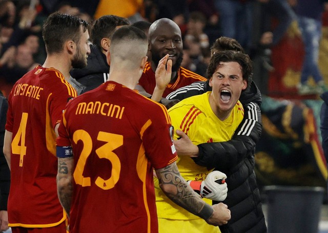 Mile Svilar usai AS Roma kalahkan Feyenoord via adu penalti dalam laga playoff leg 2 Liga Europa 2023/24 di Stadio Olimpico, Italia, pada Jumat (23/2) dini hari WIB. Foto: REUTERS/Ciro De Luca