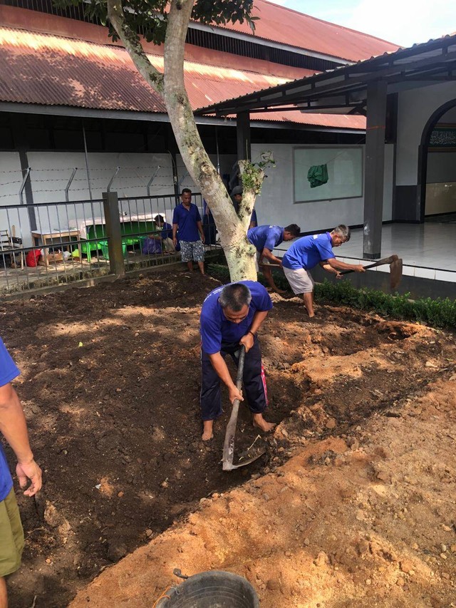 Narapidana Lapas Magelang Giat di Persiapan Lahan Pasca Panen Kacang