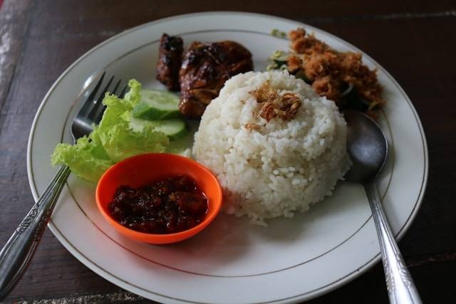 Warung Pink Tempong. Foto hanya ilustrasi bukan tempat sebenarnya. Sumber foto: Unsplash.com/Mufid Majnun