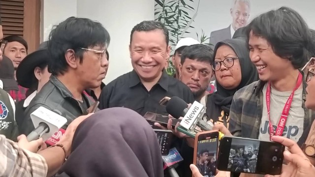 Konferensi pers politisi PDIP, Adian Napitupulu, di Rumah Aspirasi Relawan Ganjar-Mahfud, Menteng, Jakarta Pusat, Jumat (23/2/2024). Foto: Zamachsyari/kumparan