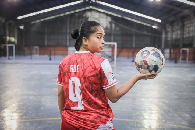 Kapten Timnas Wanita Indonesia era 2018-2022, Ade Mustikiana, saat disambangi di tempat latihan PON DKI Jakarta, Tifosi Sport Center, Jakarta Timur, pada 17 Januari 2024. Foto: Iqbal Firdaus/kumparan