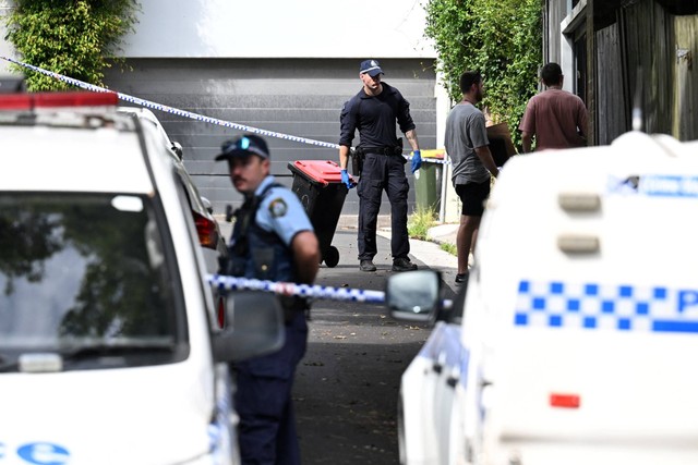 Petugas polisi bekerja di TKP pembunuhan dua pria di Waite Road di Paddington, Sydney, Australia, Jumat (23/2/2024). Foto: AAP Image/Dean Lewins via REUTERS