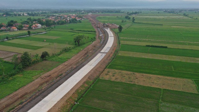 Berlokasi di ujung timur Pulau Jawa, Tol Probolinggo–Banyuwangi menjadi akses menuju Pelabuhan Ketapang. Jalan tol tersebut terdiri dari dua tahap pelaksanaan konstruksi. Foto: dok. Hutama Karya