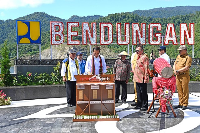 Presiden Jokowi pada peresmian Bendungan Lolak di Kabupaten Bolaang Mongondow, Provinsi Sulawesi Utara, Jumat (23/2/2024). Foto: Biro Pers Sekretariat Presiden