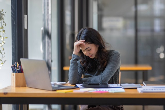 Perusahaan di China beri "cuti tidak bahagia" demi kesehatan mental karyawan. Foto: David Gyung/Shutterstock