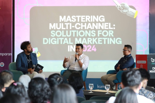 Head of Video kumparan, Dede Rohali (kanan) dan Country Media Lead Youtube Indonesia, Fajar Kertapradhana (tengah) memberikan pemaparan pada acara kumparan Academy-Digital Marketing Edition di Jakarta, Jumat (23/2/2024). Foto: Aditia Noviansyah/kumparan