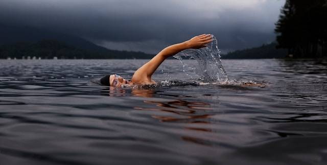 Ilustrasi sebutkan manfaat melakukan renang bagi tubuh dan mental. Foto: Unsplash/Todd Quackenbush