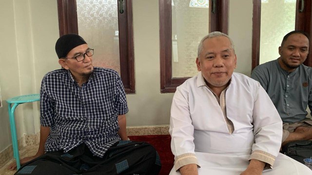 Ketua Dewan Pembina, Ibnu Arly (kanan) dan pengurus yayasan Masjid Assalam saat ditemui di Masjid Assalam Purimas, Surabaya, Jumat (23/2/2024). Foto: Farusma Okta Verdian/kumparan