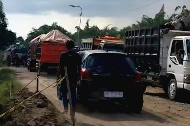 Truk-truk pengangkut tanah dari tambang ilegal di Prambanan, Sleman, saat melintasi Jalan Pereng. Foto: Dok. Ida/Pandangan Jogja