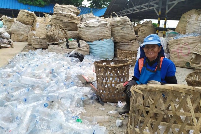 Pengolahan sampah di Recycling Business Unit (RBU) Tangerang Selatan. Foto: Dok. Istimewa
