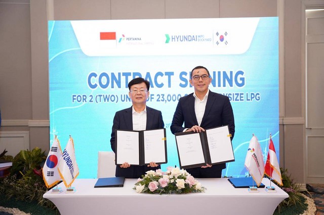 CEO PIS Yoki Firnandi teken kontrak dengan Hyundai Mipo Dockyard Co.Ltd untuk pembangunan dua kapal tanker LPG berteknologi dual-fuel. Foto: Pertamina International Shipping
