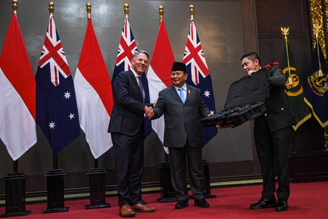 Menhan Prabowo Subianto (tengah) berbincang bersama Menhan sekaligus Wakil PM Australia Richard Marles (kiri) saat melakukan pertemuan di kantor Kementerian Pertahanan, Jakarta, Jumat (23/2/2024). Foto: Muhammad Adimaja/ANTARA FOTO