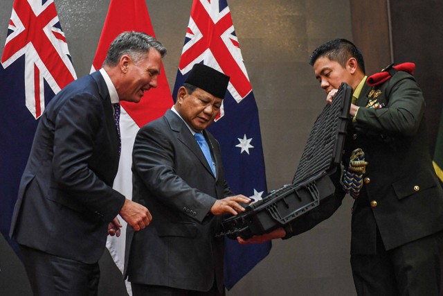 Menhan Prabowo Subianto (tengah) berbincang bersama Menhan sekaligus Wakil PM Australia Richard Marles (kiri) saat melakukan pertemuan di kantor Kementerian Pertahanan, Jakarta, Jumat (23/2/2024). Foto: Muhammad Adimaja/ANTARA FOTO