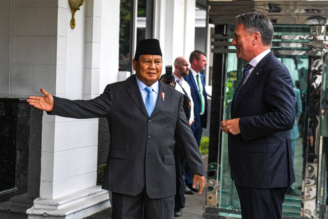 Menhan Prabowo Subianto (kiri) menyambut kedatangan Menhan sekaligus Wakil PM Australia Richard Marles (kanan) di kantor Kementerian Pertahanan, Jakarta, Jumat (23/2/2024). Foto: Muhammad Adimaja/ANTARA FOTO