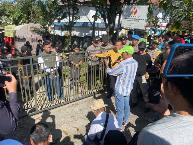 Massa demo Bawaslu Sintang mendesak tindak tegas dugaan pelanggaran Pemilu. Foto: Yusrizal/Hi!Pontianak