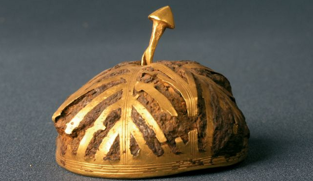 Belahan besi dan emas yang memiliki diameter maksimum 4,5 sentimeter. Foto: Villana Museum