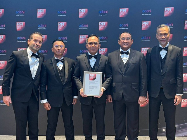 Direktur Utama Kilang Pertamina Internasional (KPI) Taufik Aditiyawarman didampingi oleh Direktur Keuangan KPI Fransetya Hasudungan Hutabarat dan Direktur Utama PT KPB Feri Yani dalam ajang “PFI Awards Dinner Tahun 2023”, di London, Inggris, Rabu (21/2/2024). Foto: KPI