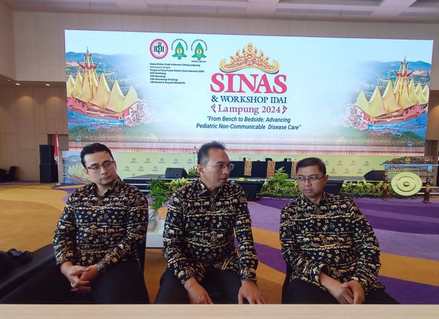 Ketua IDAI Pusat, dan Ketua IDAI Lampung serta Ketua Panitia Sinas IDAI 2024 saat memberikan keterangan di Bandar Lampung. | Foto : Galih Prihantoro/ / Lampung Geh