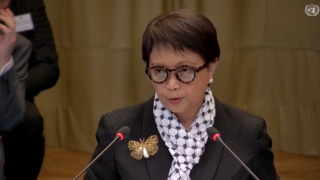 Menlu Retno Marsudi menyampaikan pandangan lisan di depan Mahkamah Internasional (ICJ) di Den Haag, Belanda, Jumat (23/2/2024). Foto: UN TV