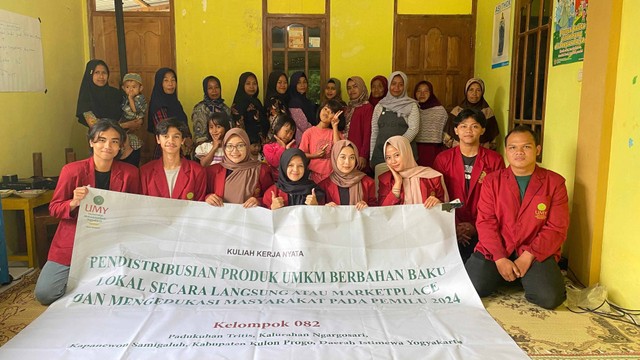 KKN Reguler kelompok 082 UMY melakukan strategi pemasaran dan pendistribusian produk melalui shoppe dalam upaya peningkatan penjualan di Dusun Tritis. Sumber gambar: Dokumentasi pribadi