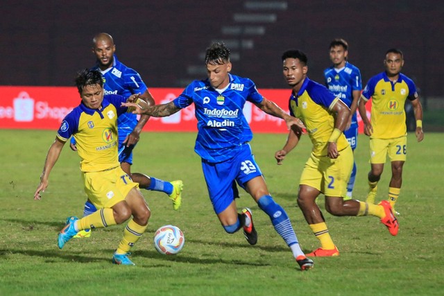 Pesepak bola Persib Bandung Stefano Beltrame (tengah) mencoba melewati pesepak bola Barito Putera Muhamad Filri (kiri) pada pertandingan Liga 1 di Stadion Sultan Agung, Bantul, DI Yogyakarta, Jumat (23/2/2024). Foto: Hendra Nurdiyansyah/ANTARA FOTO