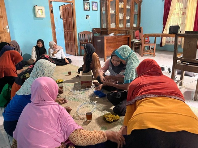 KKN Universitas Ahmad Dahlan (UAD) bersama masyarakat Dusun Semawung buat kerajinan dari limbah plastik (Dok. Istimewa)