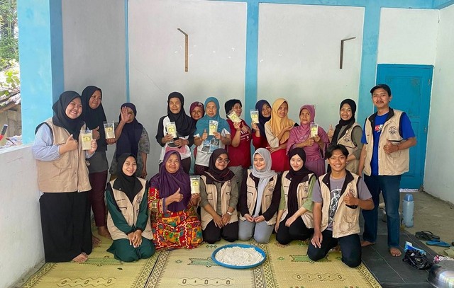 Pembuatan jahe instan KKN Universitas Ahmad Dahlan (UAD) bersama Kelompok Wanita Tani Tegalsari (Dok. Istimewa)