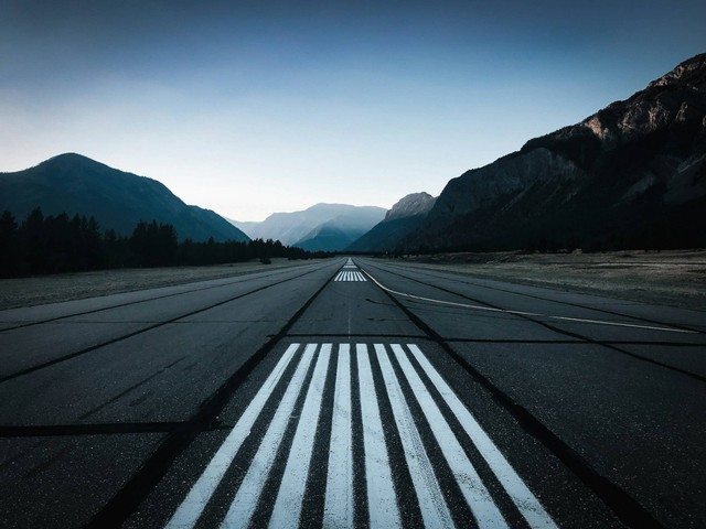 Landasan Pacu Depok Jogja. Foto hanya ilustrasi, bukan gambar sebenarnya. Sumber: Unsplash/ Jonathan Letniak. 