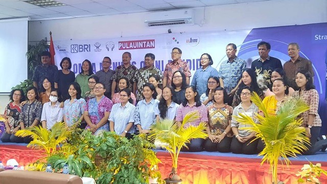 Dok. Strada: Foto bersama sebelum lomba menulis opini