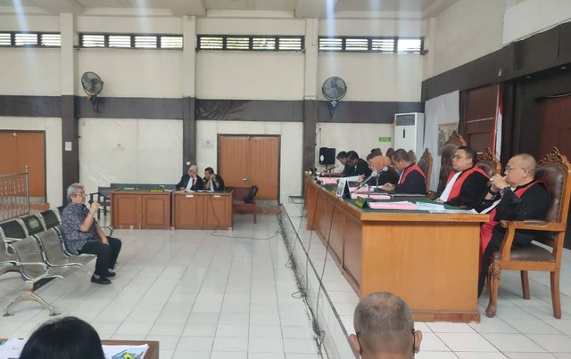 Saksi saat memberikan keterangan di persidangan akuisisi saham PT SBS oleh anak usaha PTBA. (ist)