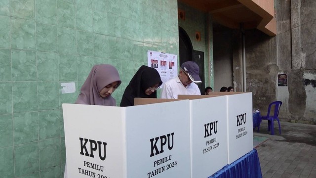 Warga saat melakukan pemungutan suara ulang (PSU) di TPS 31 Kelurahan Pabaeng-baeng, Kecamatan Tamalate Makassar. Foto: kumparan