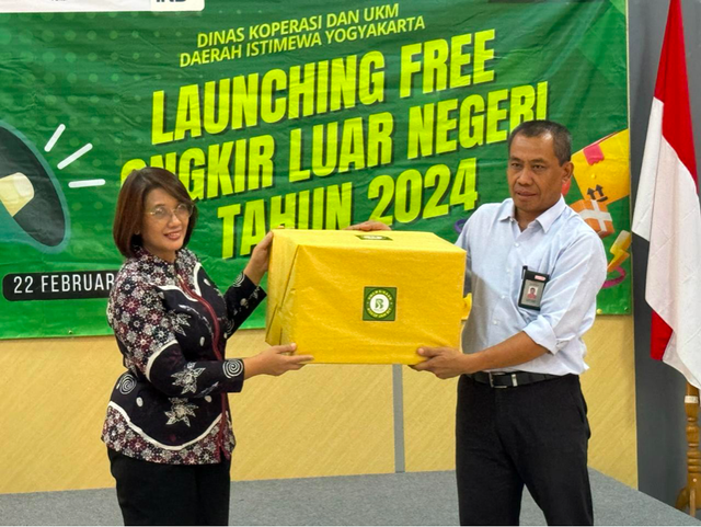 Kepala Diskop UKM DIY, Srie Nurkyatsiwi secara simbolik menyerahkan kiriman pertama produk UKM Jogja ke LN kepada perwakilan PT POS Indonesia. Foto: ESP
