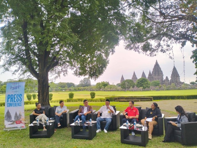 Konferensi pers Prambanan Jazz 2024 di kompleks Candi Prambanan Yogyakarta. Foto: M Wulan