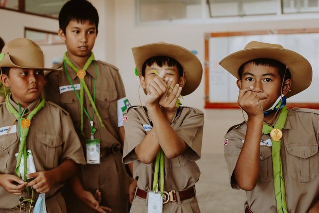 Ilustrasi contoh keikutsertaan siswa di sekolah dalam pelatihan dasar kemileteran. Sumber: pexels.com/Ron Lach