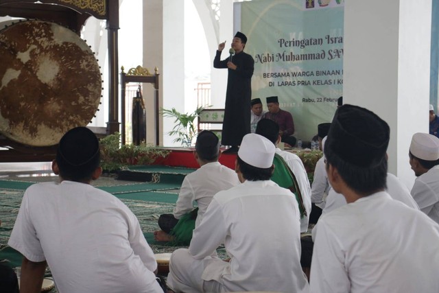 Melalui program Bina Santri Lapas (BSL), Lembaga Pelayan Masyarakat (LPM) Dompet Dhuafa menggelar kegiatan Isra’ & Mi’raj Nabi Muhammad SAW pada Rabu, (21/02/2024) di Lapas Pria Kelas 1 Kota Tangerang.