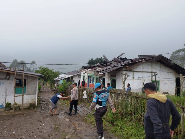 Polisi saat mengecek rumah warga di Kertasari, Kabupaten Bandung, yang diterjang puting beliung pada Sabtu (24/2). Foto: Dok. Istimewa