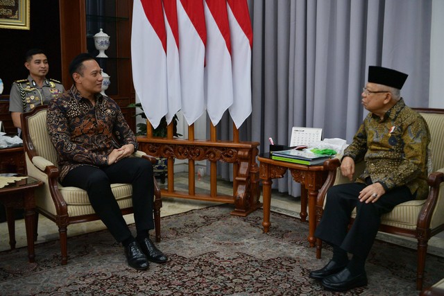 Wakil Presiden Ma'ruf Amin menerima kunjungan Menteri ATR/BPN Agus Harimurti Yudhoyono (AHY) di rumah dinas Wapres. Foto: Dok. BPMI Setwapres