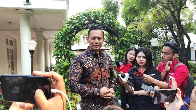 Menteri ATR/BPN Agus Harimurti Yudhoyono saat diwawancarai wartawan di rumah dinas Wakil Presiden RI, Ma'ruf Amin di Menteng, Jakarta Pusat, Sabtu (24/2). Foto: Dok. Istimewa