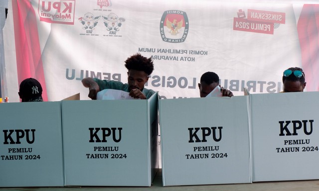Warga mencoblos surat suara saat pemungutan suara ulang (PSU) Pemilu 2024 di TPS 52 lapangan Entrop, distrik Jayapura Selatan, Jayapura, Papua (24/2/2024). Foto: ANTARA FOTO/Chairil Indra