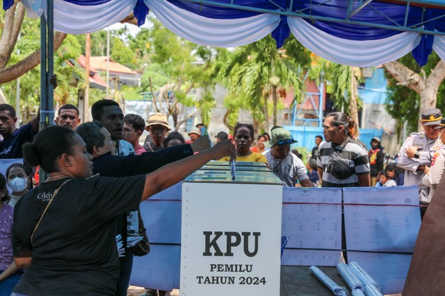 Warga memasukkan surat suara ke dalam kotak suara saat pemungutan suara ulang (PSU) Pemilu 2024 di TPS 18 Kelurahan Amban, Kecamatan Manokwari Barat, Manokwari, Papua Barat (24/2/2024). Foto: ANTARA FOTO/Chairil Indra