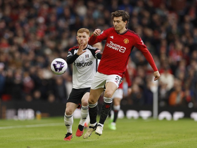 Victor Lindelof dari Manchester United berusa mengkontrol bola saat diganggu dari penjagaan Harrison dari Fulham di Old Trafford, Manchester, Inggris, (24/2). Foto: Reuters/Jason Cairnduff