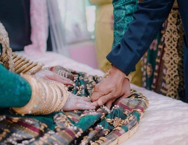 Proses Mappasikarawa dalam tradisi pernikahan suku bugis. Gambar Inews.id