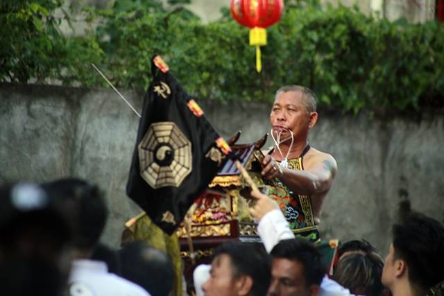 Penampilan ekstrem dari Tang Sin di perayaan Cap Go Meh 2024 di Kota Manado, Sulawesi Utara. (foto: febry kodongan/manadobacirita)