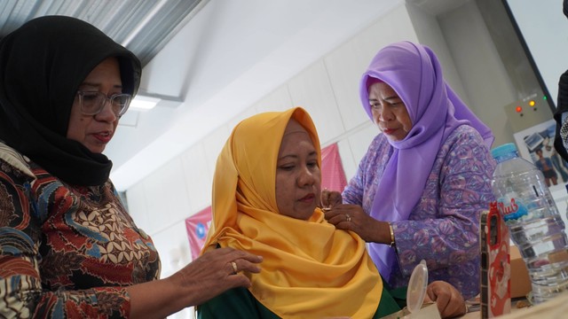 Ibu-ibu PKK saat belajar styling hijab. Foto-foto: Masruroh/Basra