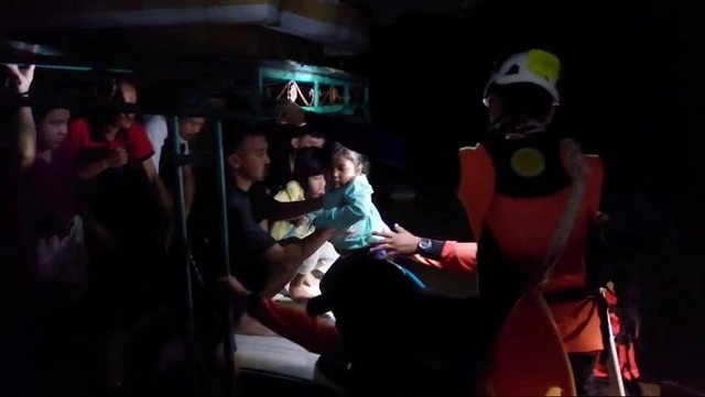 Tim SAR gabungan mengevakuasi seorang anak kecil yang terjebak banjir di Bandar Lampung. | Foto : Dok. Basarnas Lampung